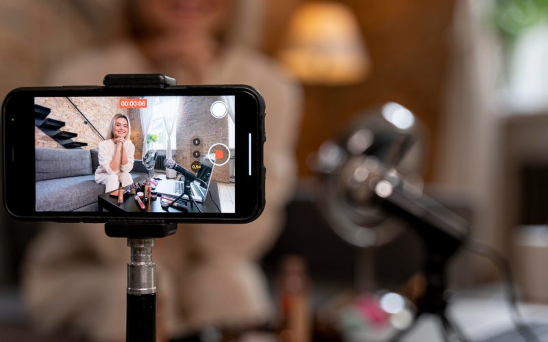 beauty vlogger doing video her followers 800x500
